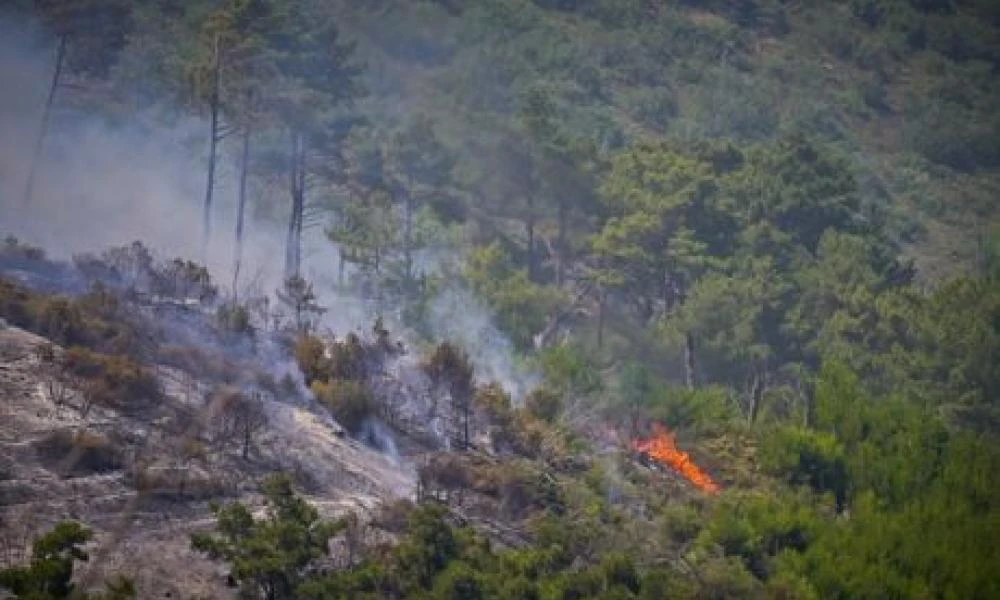 Μεγάλη φωτιά στη Σάμο κοντά στη Μονή Βροντά- Εκκενώνεται προληπτικά το χωριό Βουρλιώτες
